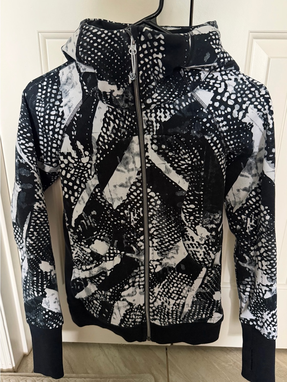 Lululemon Athletica Black & White Abstract Zip-Up Scuba Hooded  Jacket size 2